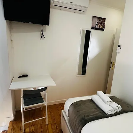 Quarto em Acomodações Particulares Luciano Cordeiro *