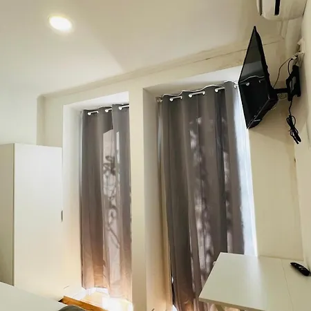 Luciano Cordeiro Quarto em Acomodações Particulares *